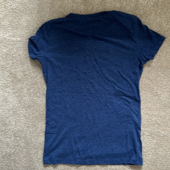 Free State blue tshirt rose motif - rosebud vine on left corner - Picture 2 of 13